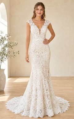 Vestido de novia formal de dos piezas con cuello alto, corte en A, encaje y cola larga.