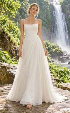 Vestido de novia sencillo de corte A con escote cuadrado, sin mangas, de gasa, tirantes finos y cintura fruncida.