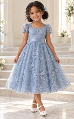 Vestido de niña de flores azul con estampado floral, corte en A, mangas abullonadas y lazo en la espalda, hasta la rodilla.