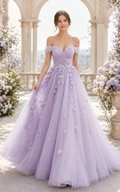 Robe de mariée en tulle lavande à épaules dénudées et appliqués floraux, coupe trapèze, ornée d'une applique florale.