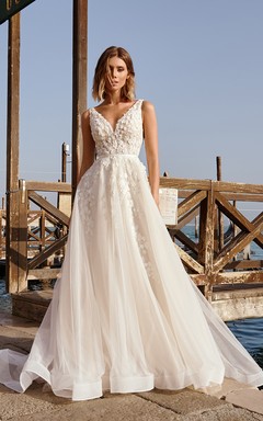 V-neck Sleeveless Lace Applique Empire A-line Tulle Wedding Dress
