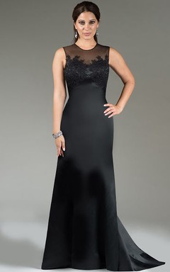 Robe longue sans manches en satin à col rond, idéale pour la mère de la mariée, ornée d'appliqués et d'une découpe en forme de goutte dans le dos. Col rond et découpe en forme de goutte d'eau. Robe de mère de la mariée avec encolure ronde, sans manches, ornée d'appliqués et d'une découpe en forme de goutte d'eau dans le dos.