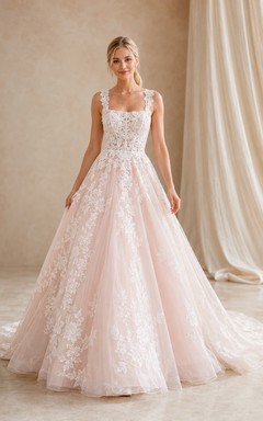 Romantisches Brautkleid in zartem Rosa mit eckigem Ausschnitt, ärmellos, aus Spitze und Schleppe