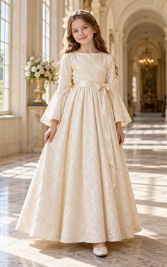 Renaissance Elfenbeinfarbenes Bateau-Kleid aus Satin mit langen Glockenärmeln für Blumenmädchen