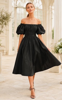 Vestido de satén negro con mangas abullonadas, escote Bardot y corte en A, largo hasta la rodilla.