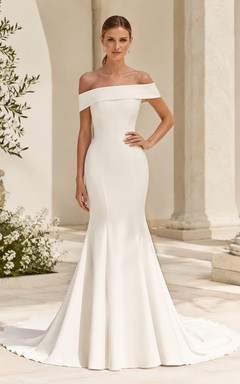 Vestido de novia moderno de satén con hombros descubiertos, corte sirena, manga corta, cola larga y botones en la espalda.