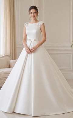 Elegantes, einfarbiges Ballkleid aus Satin im Prinzessinnenstil mit Perlenbesatz an Schulterklappen, Korsettrücken und Schleppe