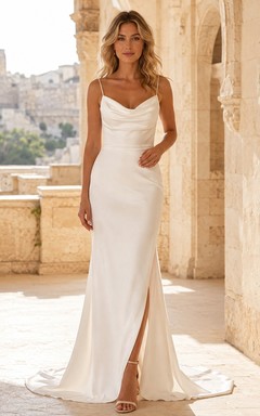 Vestido de novia sencillo de corte recto con escote drapeado, tirantes finos y cola larga, ideal para fugas románticas.