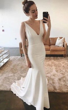 Schlichtes, ärmelloses, einfarbiges Chiffon-Hochzeitskleid mit V-Ausschnitt