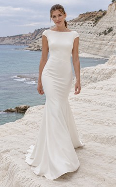 Vestido de novia sencillo de sirena con escote barco, manga corta, espalda de satén y cola de crepé.