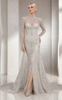 Robe de mariée fourreau en dentelle fendue, col montant, manches illusion longues, fente chapelle