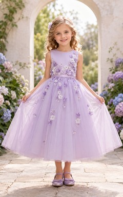 Robe de demoiselle d'honneur en tulle, longueur thé, coupe trapèze, à fleurs lavande, avec nœud, idéale pour un mariage champêtre. Parfaite pour une cérémonie champêtre.