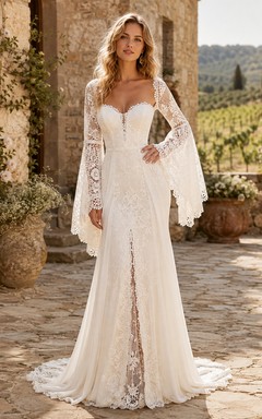 Robe de mariée bohème en dentelle florale, décolleté en cœur, manches cloche, fente sur le devant, dos nu plongeant en V, traîne.