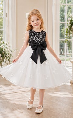 Schwarzes, ärmelloses A-Linien-Kleid aus Spitze und Tüll für Blumenmädchen mit Schleife und floralen Applikationen