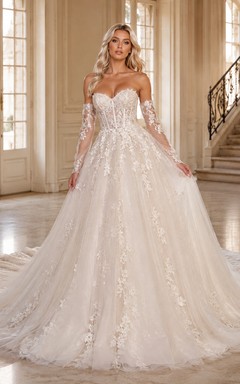 Robe de mariée traditionnelle en dentelle et tulle, épaules dénudées, manches courtes, coupe trapèze, traîne cathédrale, applications florales, style pavillon