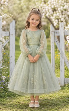 Salbeigrünes Tüllkleid mit Bischofsärmeln, Teelänge und A-Linien-Schnitt, perfekt für Blumenmädchen und Gartenhochzeiten.