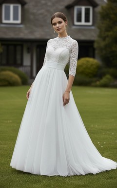 Vestido de novia conservador de tul con cuello alto