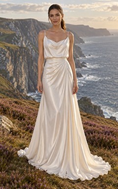 Vestido de novia sencillo de charmeuse, sin mangas, con escote drapeado y cola.