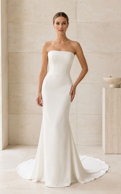 Minimalistisches Brautkleid aus Satin im Meerjungfrauenstil, trägerlos, mit Schleppe