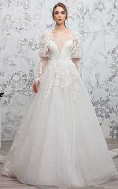 Romantisches Brautkleid aus Tüll mit tiefem Ausschnitt, langen Ärmeln, Applikationen und Spitze mit Knopfleiste