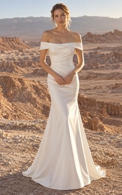 Vestido de novia sencillo de satén estilo sirena con hombros descubiertos, cuello plegado y corpiño fruncido.