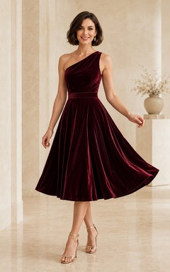Vestido de terciopelo burdeos de un solo hombro, sin mangas, de corte en A y largo hasta la rodilla.