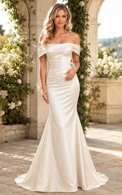 Robe de mariée sirène en satin froncé, épaules dénudées, décolleté cœur, traîne balayée, style romantique et simple