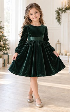 Langärmeliges, teelanges, grünes Samtkleid mit Perlenkragen und Blumenmädchen-Motiv, verziert mit einer Halsschärpe und Perlen.