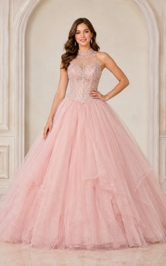 Robe de bal de luxe rose poudré à col montant, ornée de perles et de tulle illusion superposé, pour les 16 ans.