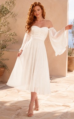 Robe de mariée civile bohème en mousseline, épaules dénudées, manches cloche, coupe trapèze, longueur thé