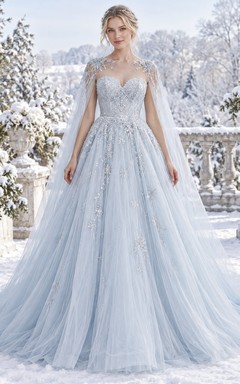 Robe de mariée bleu glacier d'hiver à bustier fleuri en forme de cœur, cape transparente et coupe trapèze