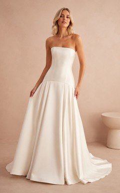 Robe de mariée moderne bustier taille basse coupe trapèze pour mariage en studio