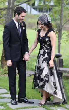 Robe de mariée trapèze à bretelles en dentelle, sans manches, longueur cheville, asymétrique avec fermeture éclair au dos.