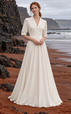 Vestido de novia de crepé de China con cuello con muescas, mangas hasta el codo y botones delanteros.
