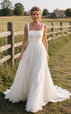 Robe de mariée champêtre simple et rustique, en mousseline, coupe trapèze, bretelles carrées et traîne chapelle, à encolure chapelle.