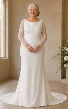 Robe de mariée élégante grande taille pour mariées plus âgées, col bénitier, manches illusion en dentelle, fourreau en satin, manches longues, col drapé, coupe fourreau.