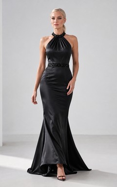 Robe de bal sirène en satin noir à col montant et perles, dos nu et longueur au sol