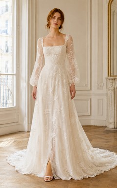 Robe de mariée classique en dentelle et mousseline, col carré, manches gigot, coupe trapèze, traîne chapelle, applications florales, dos nu