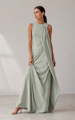 Robe de soirée moderne vert sauge, col montant, drapée, en satin, coupe trapèze, longueur au sol