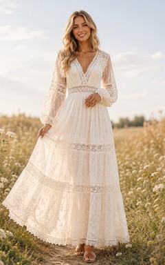 Cremefarbenes, tief ausgeschnittenes Chiffonkleid im Boho-Stil mit Poetenärmeln und Spitzenbesatz im Poetry-Stil