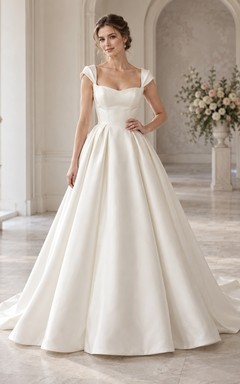 Vestido de novia sencillo de satén plisado con escote cuadrado, mangas cortas y cola de capilla