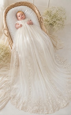 Vestido de lujo para ceremonia de bautizo/bautizo. Corte A, largo hasta el suelo, cola catedral, cuello joya, manga larga, tul, encaje y espalda abotonada.