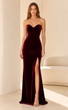 Robe de soirée fourreau en velours bordeaux, bustier sans bretelles, décolleté cœur fendu, longueur au sol