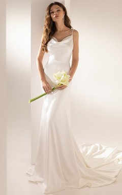 Vestido de novia sencillo de gasa con tirantes finos y escote drapeado, con cola de corte.
