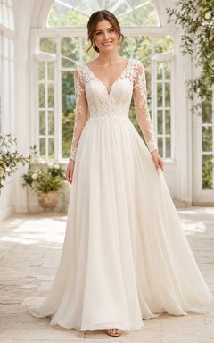 Robe de mariée romantique en mousseline de soie, coupe trapèze, décolleté plongeant en V et manches longues en dentelle.
