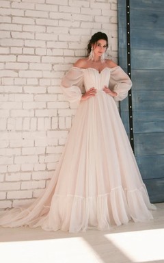Robe de mariée en organza plissé, coupe empire, épaules dénudées, manches bouffantes longues, épaules dénudées et manches bouffantes.
