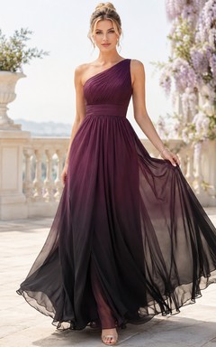 Vestido largo de invitada de gasa degradada con un solo hombro color ciruela