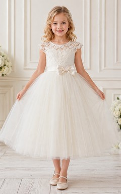 Robe élégante de demoiselle d'honneur, coupe trapèze, en tulle et dentelle, col rond, manches courtes et nœud, longueur thé.