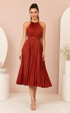 Vestido formal clásico rojo de gasa con escote halter, sin mangas y corte en A, largo hasta la rodilla.