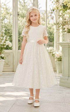 Elfenbeinfarbenes, gerafftes Tüllkleid mit Rundhalsausschnitt, kurzen Ärmeln und gerafftem Oberteil in Teelänge – perfekt für Kommunion und Blumenmädchen.